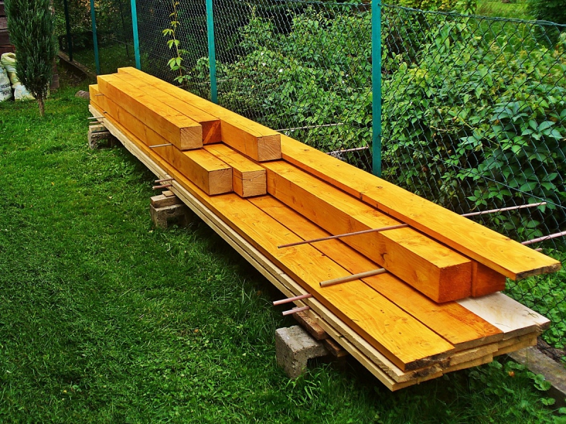 menuisier-VENCE-min_boards_the_rafters_joinery_tree_painting_wood_colored_paint-871508