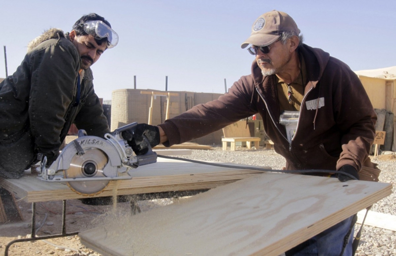 menuisier-VENCE-min_men_working_construction_sawing_wood_building_marines_workers_equipment-1064481