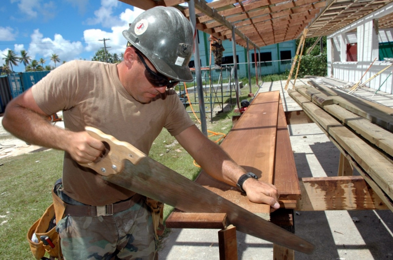 menuisier-VENCE-min_worker_construction_building_carpenter_male_job_build_helmet-893290